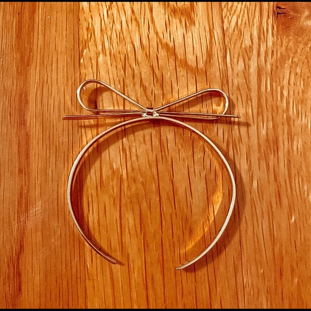 Gold bow bracelet - Picture 1 of 2